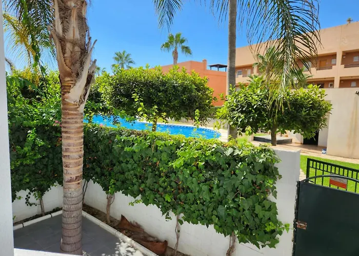 ¡Bajo Con Terraza Y Patio Con Vistas A La Piscina Comunitaria!