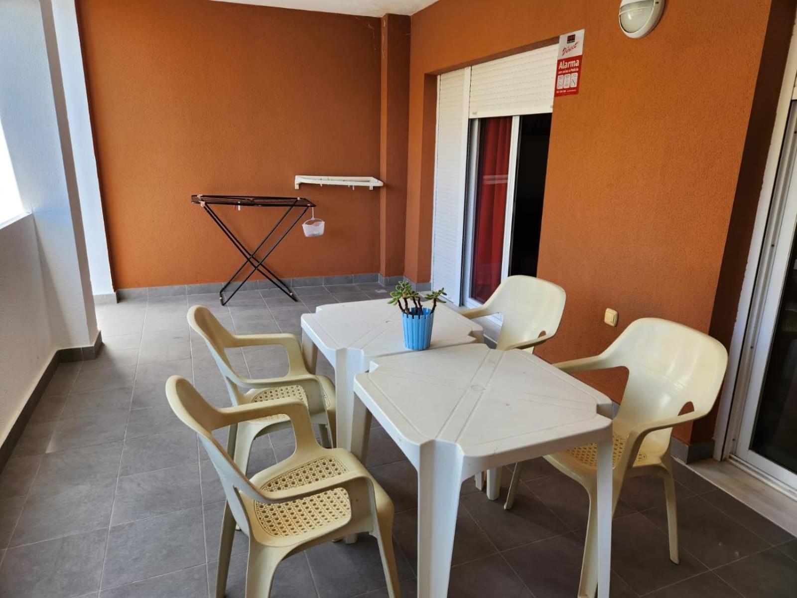 ¡bajo Con Terraza Y Patio Con Vistas A La Piscina Comunitaria! * Vera