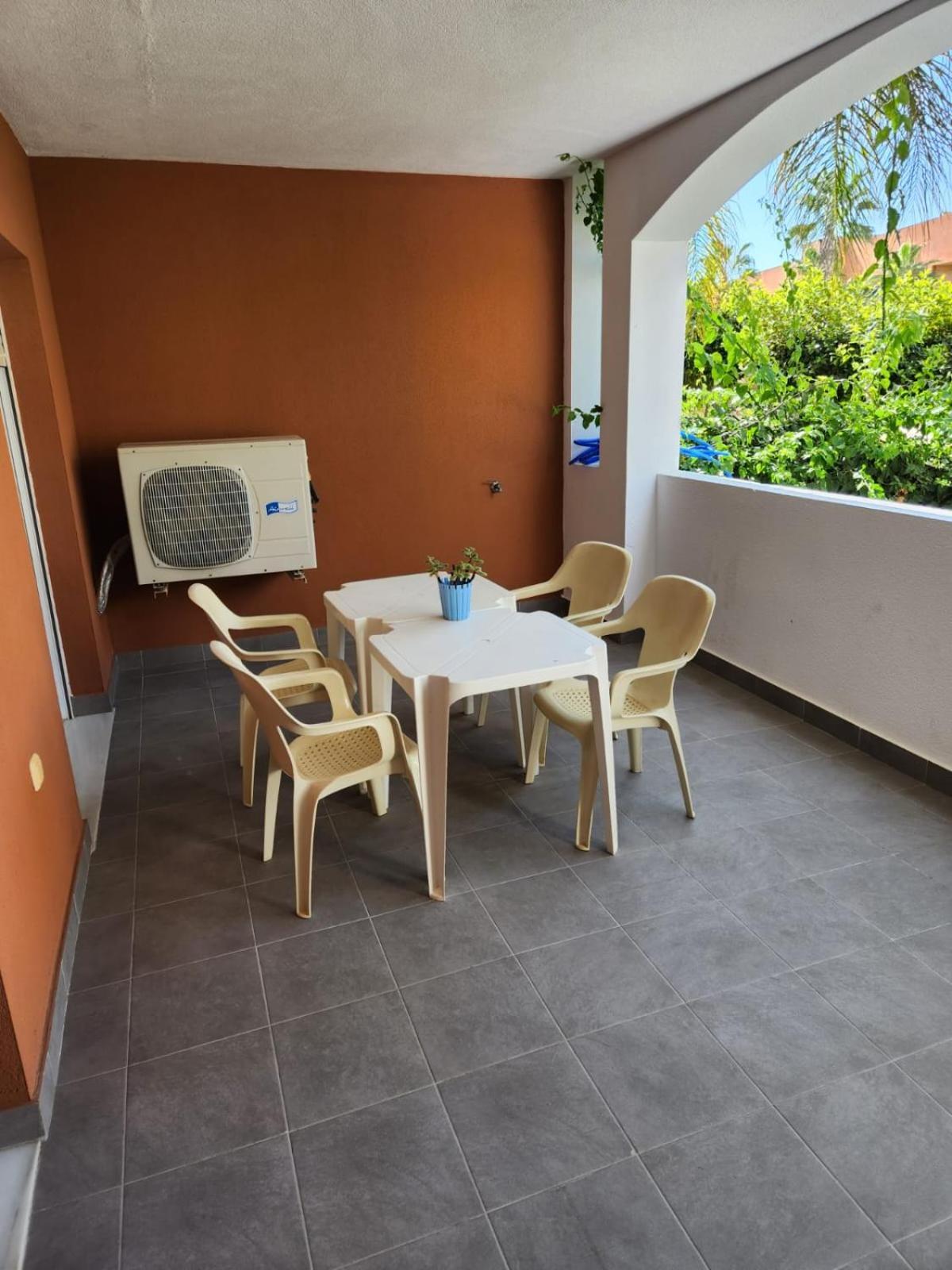 ¡bajo Con Terraza Y Patio Con Vistas A La Piscina Comunitaria! Vera