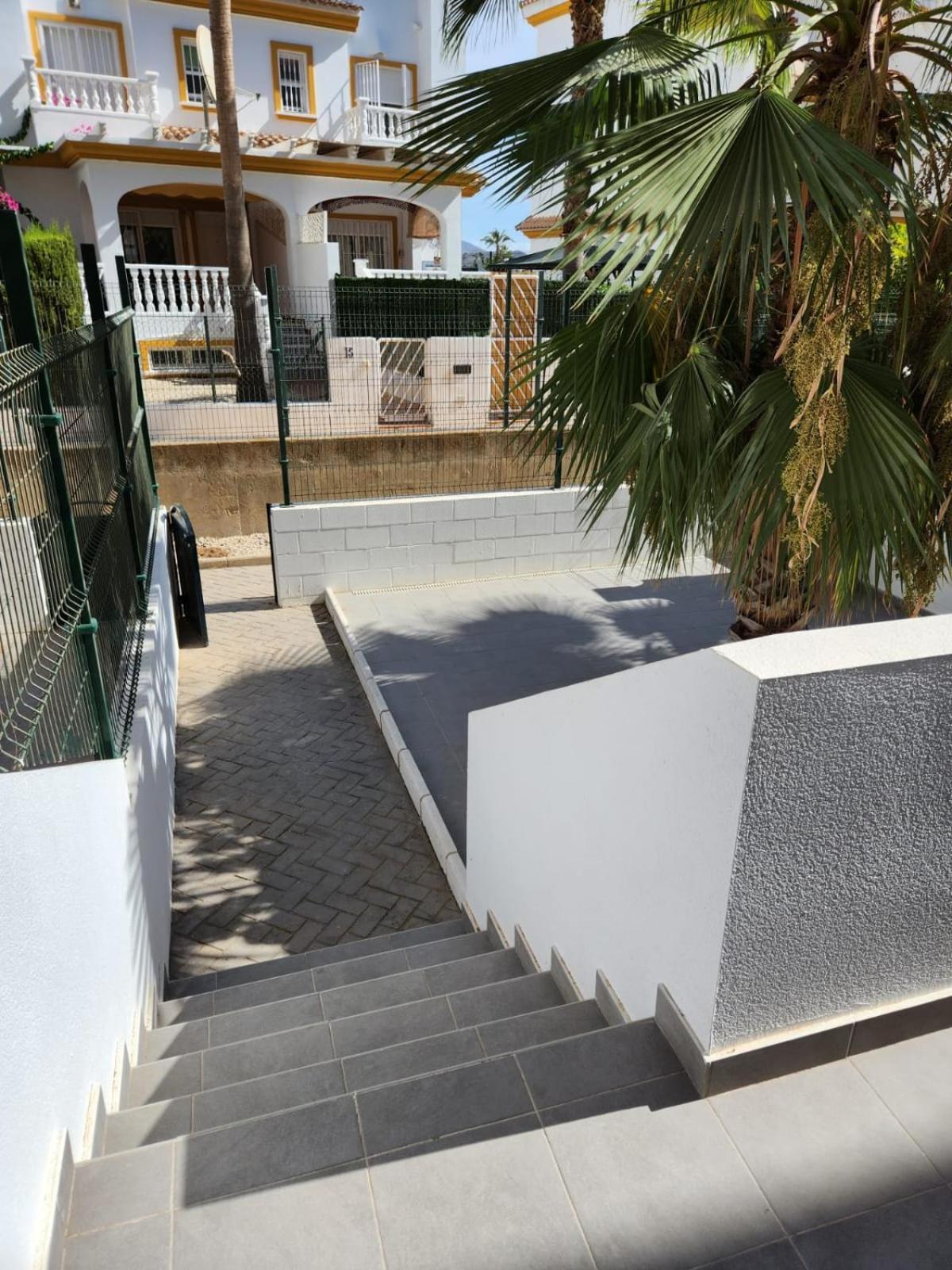 ¡bajo Con Terraza Y Patio Con Vistas A La Piscina Comunitaria! Apartment