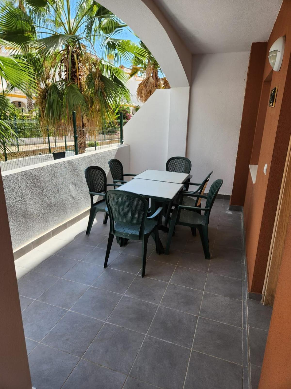 ¡bajo Con Terraza Y Patio Con Vistas A La Piscina Comunitaria! *