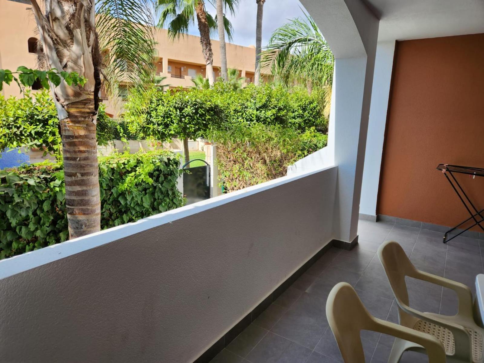 ¡bajo Con Terraza Y Patio Con Vistas A La Piscina Comunitaria! Vera